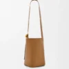 Medium Pebble Bucket en piel de becerro lisa Medium Pebble Bucket en piel de becerro lisa
