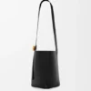 Medium Pebble Bucket en piel de becerro lisa Medium Pebble Bucket en piel de becerro lisa