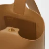 Medium Pebble Bucket en piel de becerro lisa Medium Pebble Bucket en piel de becerro lisa