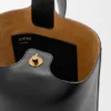 Medium Pebble Bucket en piel de becerro lisa Medium Pebble Bucket en piel de becerro lisa