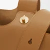 Medium Pebble Bucket en piel de becerro lisa Medium Pebble Bucket en piel de becerro lisa