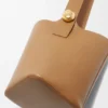 Medium Pebble Bucket en piel de becerro lisa Medium Pebble Bucket en piel de becerro lisa