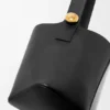 Medium Pebble Bucket en piel de becerro lisa Medium Pebble Bucket en piel de becerro lisa