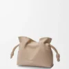 Mini bolso de mano Flamenco en piel de becerro napa Mini bolso de mano Flamenco en piel de becerro napa