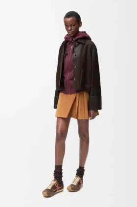 Chaqueta con puños doblados de piel de cordero de gamuza