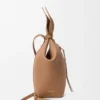 Mochila «Scarf» en piel de becerro lisa Mochila «Scarf» en piel de becerro lisa