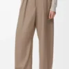 Pantalones de corte cilíndrico en lana Pantalones de corte cilíndrico en lana