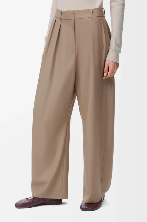 Pantalones de corte cilíndrico en lana Pantalones de corte cilíndrico en lana