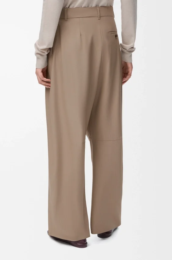 Pantalones de corte cilíndrico en lana Pantalones de corte cilíndrico en lana