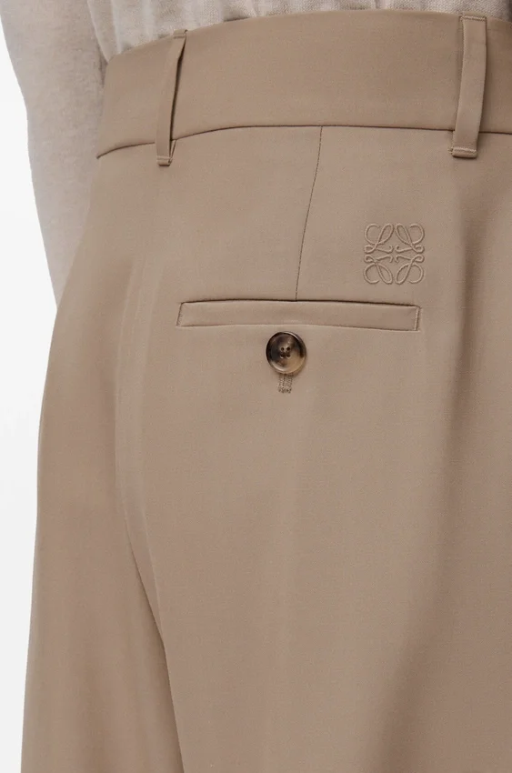 Pantalones de corte cilíndrico en lana Pantalones de corte cilíndrico en lana