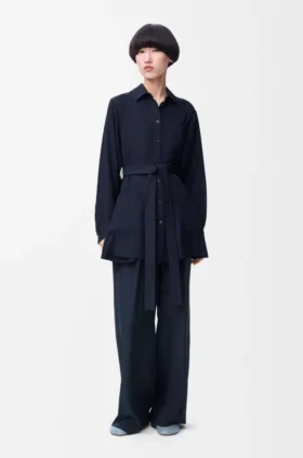 Blusa de seda con cinturón
