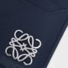 Portatarjetas «Anagram» liso en piel de becerro con textura de Pebble Portatarjetas «Anagram» liso en piel de becerro con textura de Pebble
