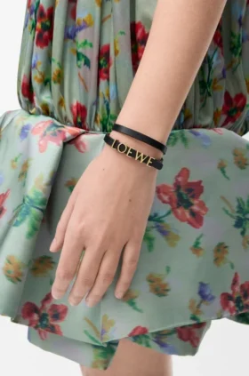 Pulsera loewe de doble vuelta en piel de becerro