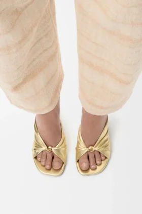 Sandalia suave «Pebble» en piel de cordero laminada