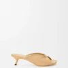 Sandalia suave «Pebble» en tela con efecto rafia Sandalia suave «Pebble» en tela con efecto rafia