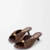 Sandalia suave «Pebble» en tela con efecto rafia Sandalia suave «Pebble» en tela con efecto rafia