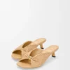 Sandalia suave «Pebble» en tela con efecto rafia Sandalia suave «Pebble» en tela con efecto rafia
