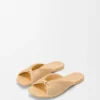Sandalia suave «Pebble» en tela con efecto rafia Sandalia suave «Pebble» en tela con efecto rafia