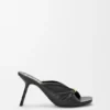 Sandalia tipo «slide» de piel de cordero napa con relieve «Pebble Soft»