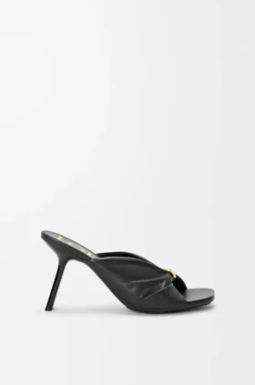 Sandalia tipo «slide» de piel de cordero napa con relieve «Pebble Soft»