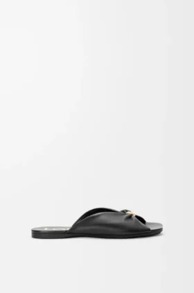 Sandalia tipo «slide» de piel de cordero napa con relieve «Pebble Soft»
