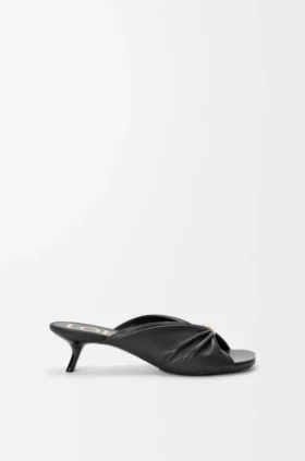Sandalia tipo «slide» de piel de cordero napa con relieve «Pebble Soft»