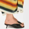 Sandalia tipo «slide» de piel de cordero napa con relieve «Pebble Soft»