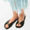 Sandalia tipo «slide» de piel de cordero napa con relieve «Pebble Soft»