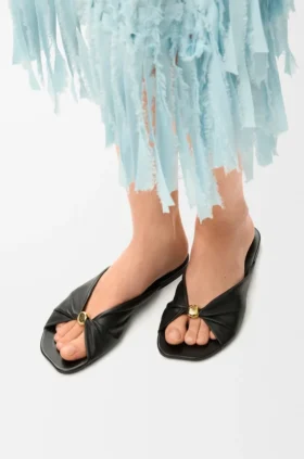 Sandalia tipo «slide» de piel de cordero napa con relieve «Pebble Soft»