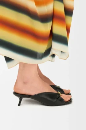 Sandalia tipo «slide» de piel de cordero napa con relieve «Pebble Soft»