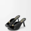 Sandalia tipo «slide» de piel de cordero napa con relieve «Pebble Soft»