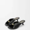 Sandalia tipo «slide» de piel de cordero napa con relieve «Pebble Soft»