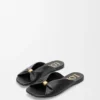 Sandalia tipo «slide» de piel de cordero napa con relieve «Pebble Soft»