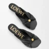 Sandalia tipo «slide» de piel de cordero napa con relieve «Pebble Soft»
