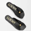 Sandalia tipo «slide» de piel de cordero napa con relieve «Pebble Soft»