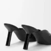 Sandalia tipo «slide» de piel de cordero napa con relieve «Pebble Soft»