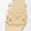 Sandalia tipo «slide» «Petal Anagram» de gamuza adornada con pedrería Sandalia tipo «slide» «Petal Anagram» de gamuza adornada con pedrería