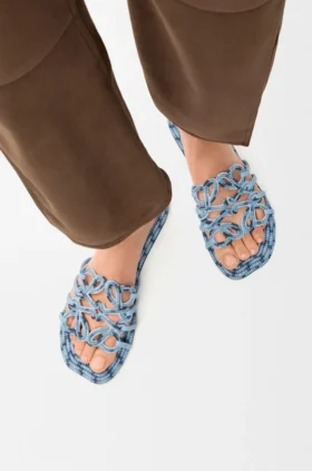Sandalia tipo «slide» «Petal Anagram» en lona bordada