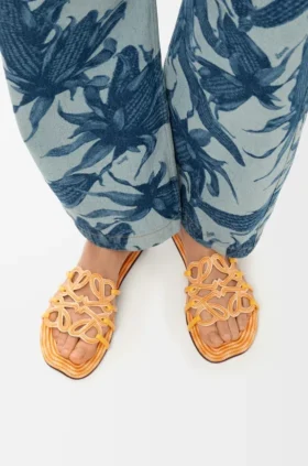 Sandalia tipo «slide» «Petal Anagram» en lona bordada