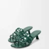 Sandalia tipo «slide» «Petal Anagram» en piel de becerro con relieve de cocodrilo Sandalia tipo «slide» «Petal Anagram» en piel de becerro con relieve de cocodrilo