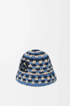 Sombrero de pescador de rafia y piel de becerro con parche de ganchillo