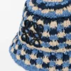 Sombrero de pescador de rafia y piel de becerro con parche de ganchillo Sombrero de pescador de rafia y piel de becerro con parche de ganchillo