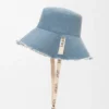 Sombrero de pescador deshilachado en mezclilla y piel de becerro Sombrero de pescador deshilachado en mezclilla y piel de becerro