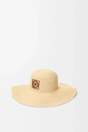 Sombrero de rafia y piel de becerro
