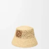 Sombrero tipo bucket Anagram de rafia y piel de becerro Sombrero tipo bucket Anagram de rafia y piel de becerro