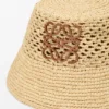 Sombrero tipo bucket Anagram de rafia y piel de becerro Sombrero tipo bucket Anagram de rafia y piel de becerro