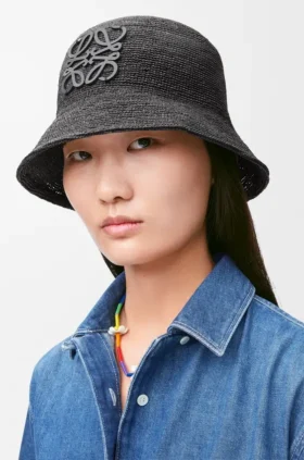 Sombrero tipo bucket de rafia y piel de becerro