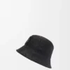 Sombrero tipo bucket de rafia y piel de becerro Sombrero tipo bucket de rafia y piel de becerro