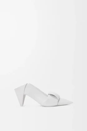 Zapatos de tacón con solapa tipo origami en piel de cordero