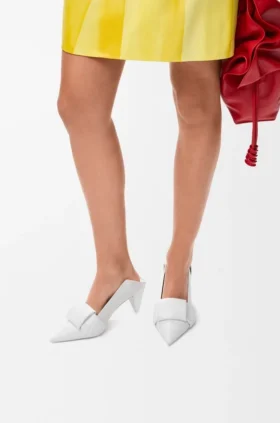 Zapatos de tacón con solapa tipo origami en piel de cordero
